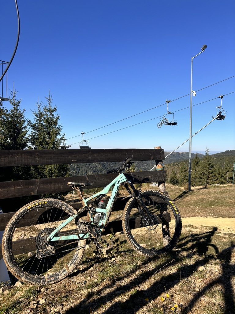 Muddy downhill ride near Mărișel
