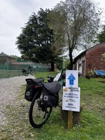 Veneto Gravel 2025 race start — riders lined up in the Veneto countryside